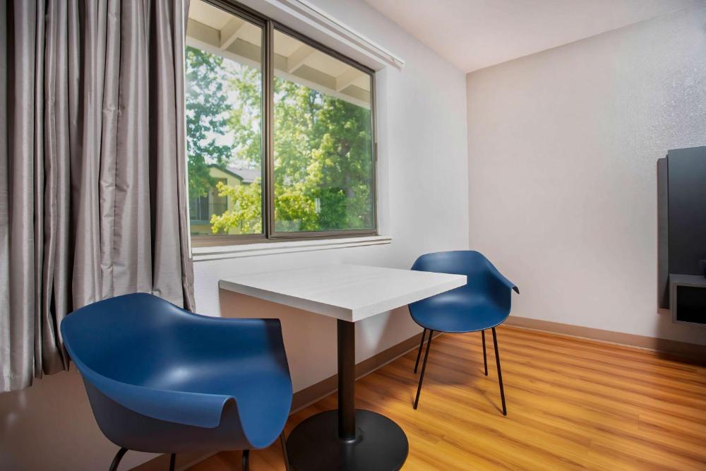 King Room - Non-Smoking interior